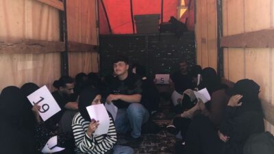 Uzunköprü ilçesinde polis, durdurdukları bir kapalı kasa kamyonette 20 düzensiz