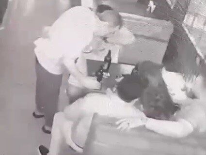 İzmir’in Konak ilçesindeki bir eğlence mekanında yaşanan bıçaklı kavgada belediye