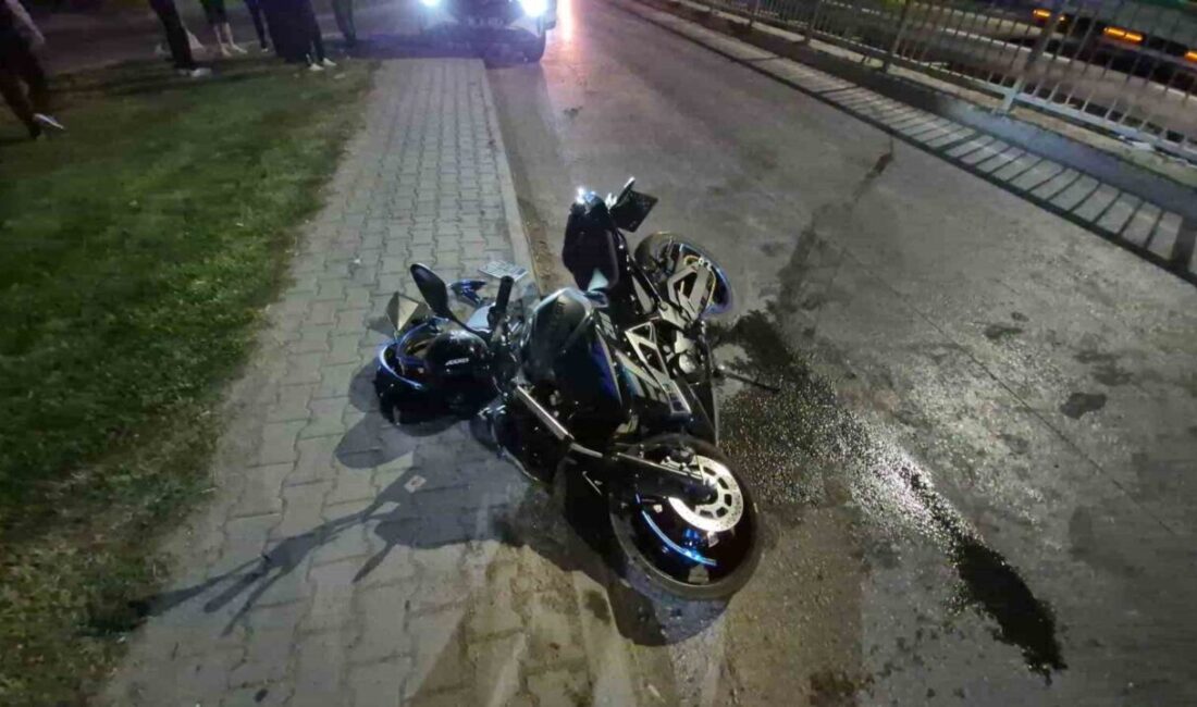 Eskişehir’de, bir sürücünün motosikletinin direksiyon kontrolünü kaybetmesi sonucu kaldırıma çarpmasıyla