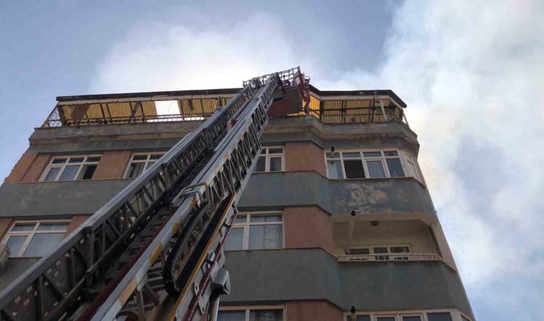 Elazığ’da bir apartmanın çatı katında meydana gelen yangın, itfaiye ekiplerinin