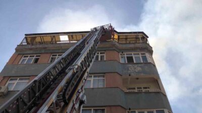 Elazığ’da bir apartmanın çatı katında meydana gelen yangın, itfaiye ekiplerinin