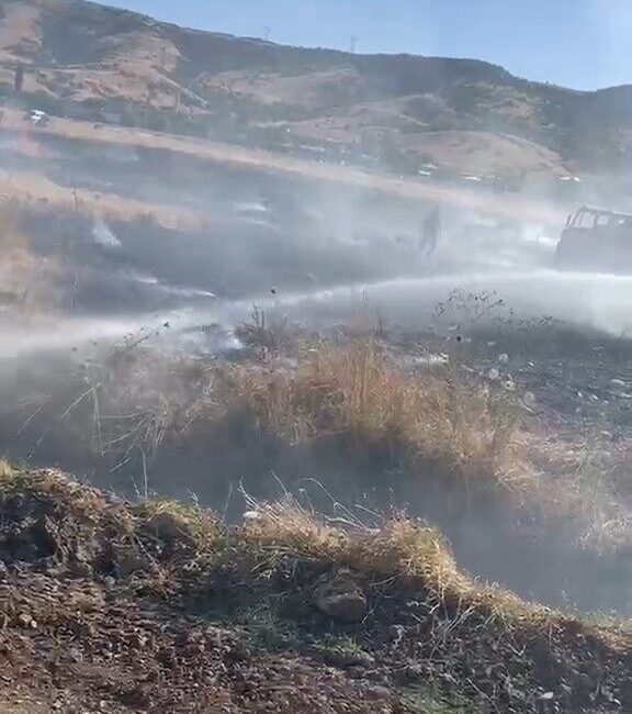 Karakoçan ilçesinin Ağa mezrasında meydana gelen yangın, itfaiye ekiplerinin hızlı