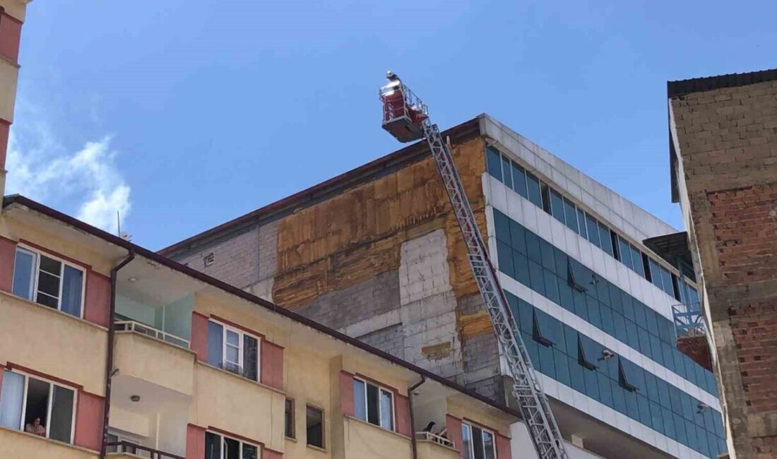 Elazığ’da bir restoranın bacasında çıkan ve panik yaratan yangın, itfaiye