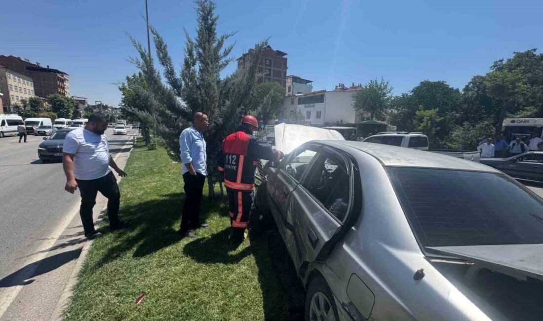 Elazığ’da meydana gelen trafik kazasında beton mikseri ile otomobil çarpıştı