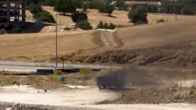 Elazığ’da, terkedilmiş bir arazide park halinde bırakılan motosiklet alev aldı
