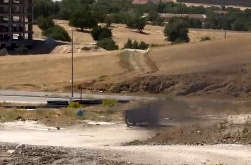 Elazığ’da, terkedilmiş bir arazide park halinde bırakılan motosiklet alev aldı