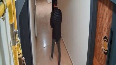 Elazığ’da, bir kişinin apartman dairesinin önündeki çiçeği çalma anları, güvenlik