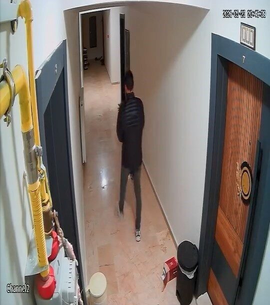 Elazığ’da, bir kişinin apartman dairesinin önündeki çiçeği çalma anları, güvenlik