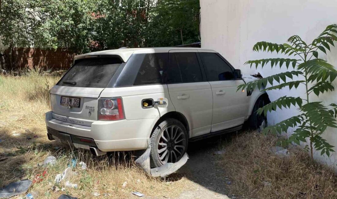 Elazığ’da meydana gelen trafik kazasında 17 yaşındaki bir genç, sürücüsünün