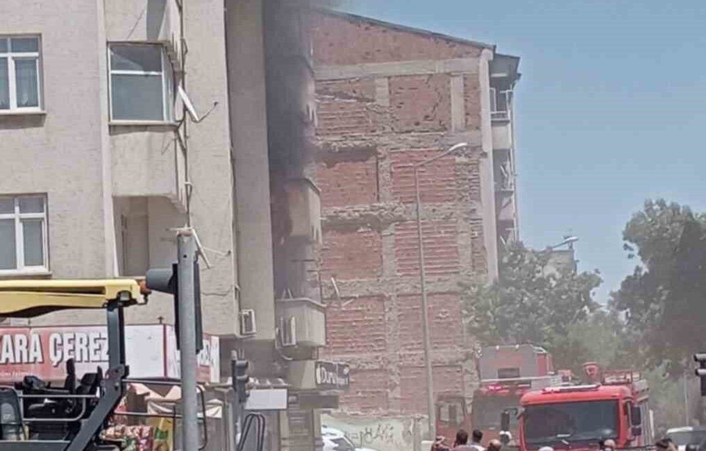 Elazığ ilinde bulunan bir evde meydana gelen yangın, itfaiye ekiplerinin