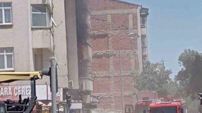 Elazığ ilinde bulunan bir evde meydana gelen yangın, itfaiye ekiplerinin
