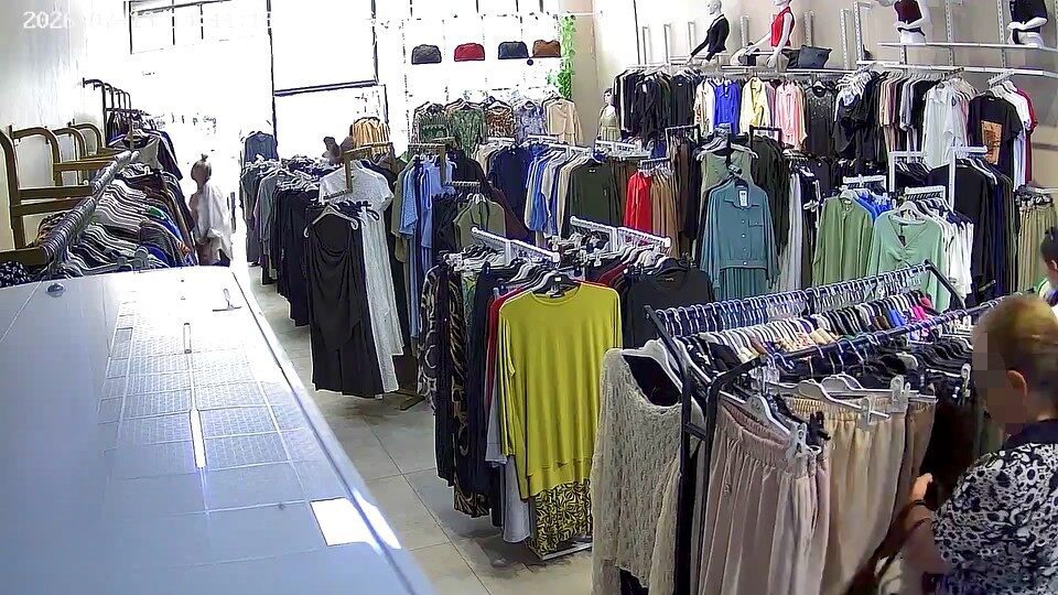 Elazığ merkezinde bir kadın, ziyaret ettiği giyim mağazasından beğendiği kıyafetleri
