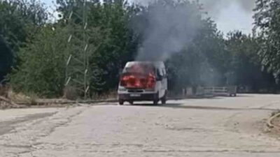 Elazığ’da, Yurtbaşı beldesinde bir minibüs alevlere teslim oldu ancak itfaiye
