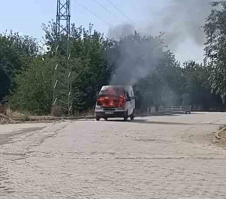 Elazığ’da, Yurtbaşı beldesinde bir minibüs alevlere teslim oldu ancak itfaiye