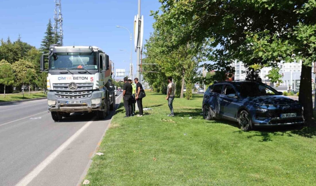 Elazığ’da meydana gelen trafik kazasında, otomobil ile beton mikseri çarpıştı