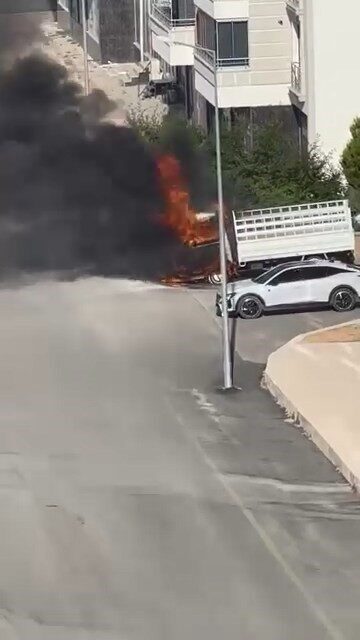 Elazığ’da, Çaydaçıra Mahallesi Akıncı Caddesi’nde park halindeki bir pikap araç