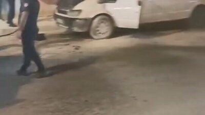 Elazığ’da seyir halindeki bir minibüs, İnönü Caddesi’nde aniden alev aldı