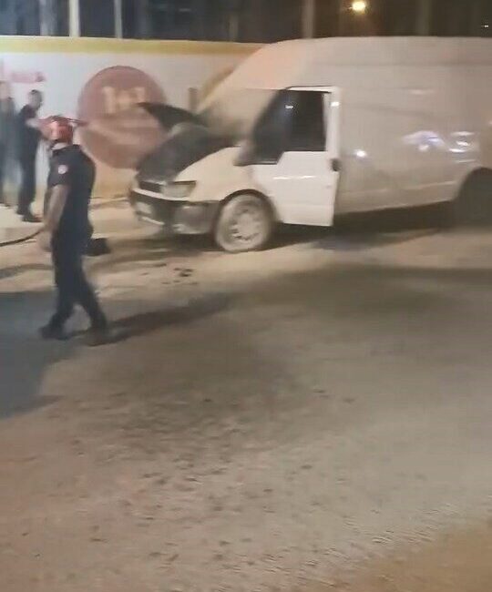 Elazığ’da seyir halindeki bir minibüs, İnönü Caddesi’nde aniden alev aldı