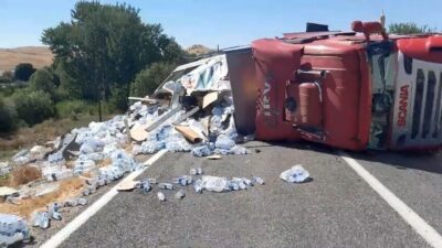 Elazığ’da meydana gelen bir kazada, kontrolü kaybeden su yüklü bir