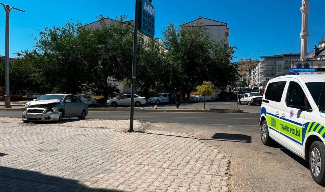 Elazığ’da Doğukent mahallesinde meydana gelen trafik kazasında 2 otomobil çarpıştı
