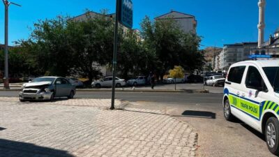 Elazığ’da Doğukent mahallesinde meydana gelen trafik kazasında 2 otomobil çarpıştı