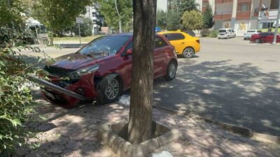 Elazığ’da ticari taksi ile otomobilin çarpışması sonucu meydana gelen trafik