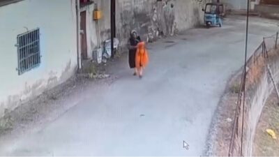Karabük’te bir kadın, sokakta kurutmak için elektrik direğine asılan yatak