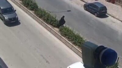 Bilecik’te, Tepebaşı Mevkii’nde yer alan yaşlı bir kadın, yolun diğer