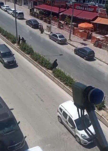 Bilecik’te, Tepebaşı Mevkii’nde yer alan yaşlı bir kadın, yolun diğer