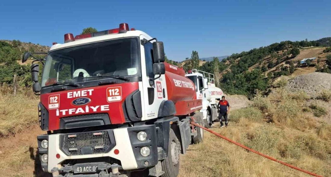 Kütahya’nın Emet ilçesine bağlı Samrık köyünde meydana gelen ahır ve