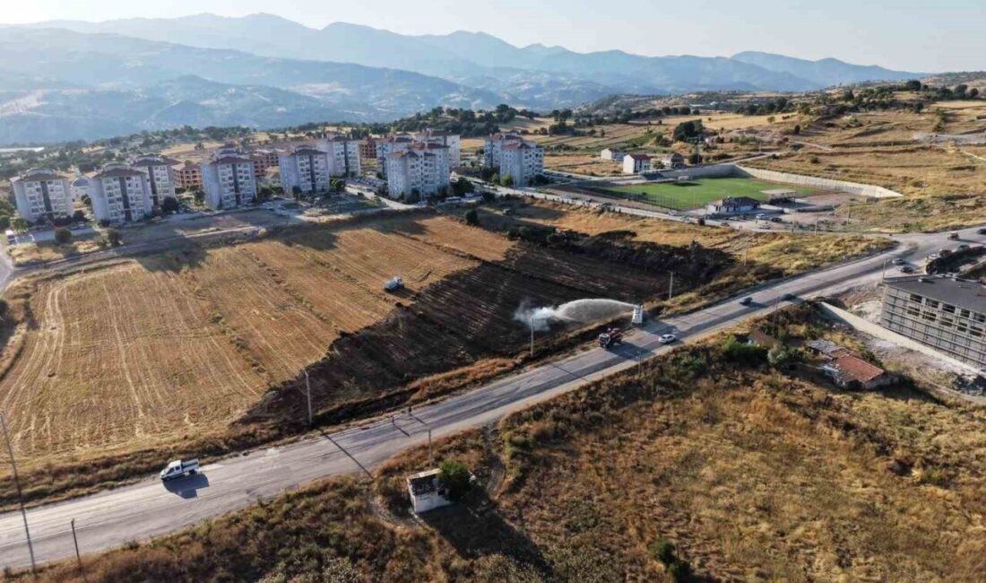 Emet ilçesinde meydana gelen arazi yangını olay yeri yakınlarındaki halk