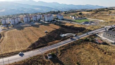 Emet ilçesinde meydana gelen arazi yangını olay yeri yakınlarındaki halk