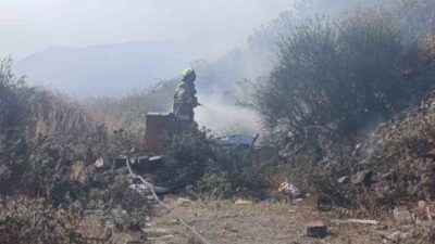 Balıkesir’in Erdek ilçesinde mezarlık yakınlarında çıkan ot yangını, itfaiye ekiplerinin