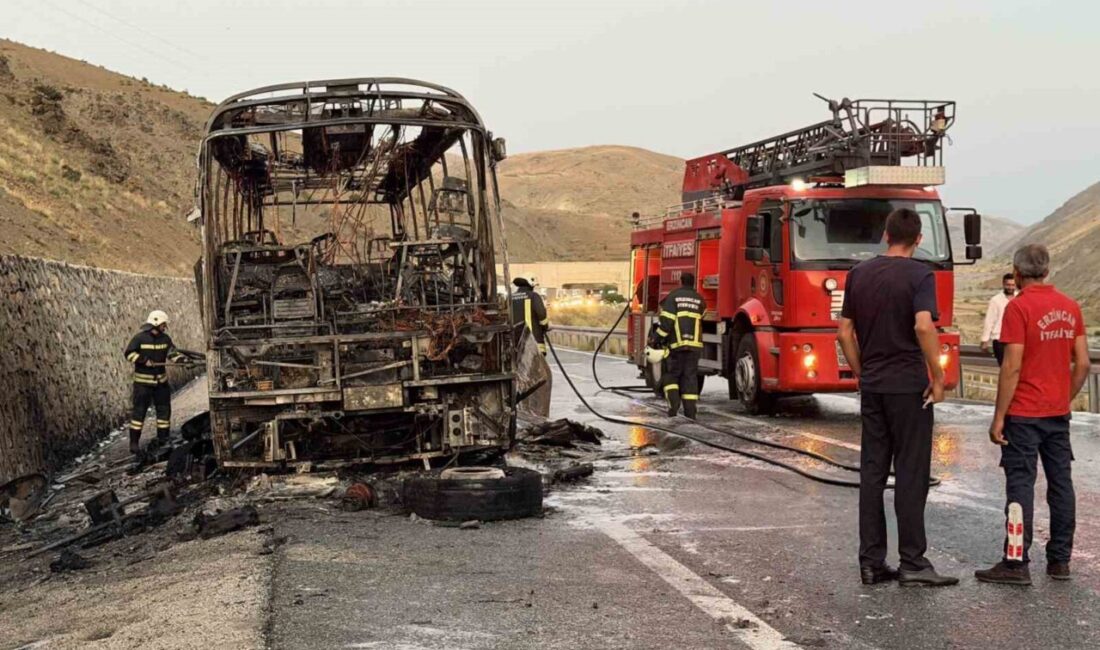 Erzincan-Sivas karayolunda seyir halindeki bir yolcu otobüsünde yangın çıkarak otobüs