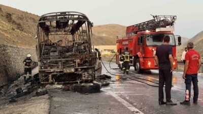 Erzincan-Sivas karayolunda seyir halindeki bir yolcu otobüsünde yangın çıkarak otobüs