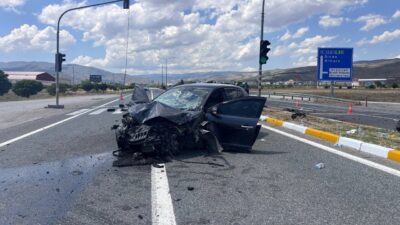Erzincan ilinde meydana gelen trafik kazasında, bir aracın kontrolden çıkarak