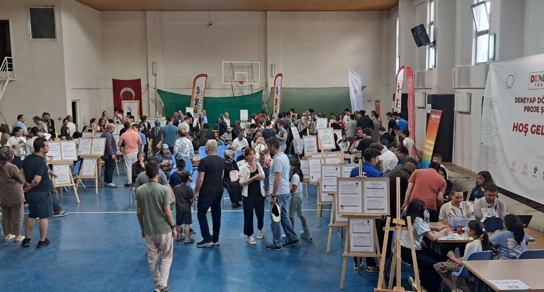 Erzincan Gençlik Merkezi’nde bulunan DENEYAP teknoloji atölyesinde eğitim alan öğrenciler,