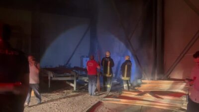 Erzincan’da gece geç saatlerde bir kereste dükkânında çıkan yangın, itfaiye