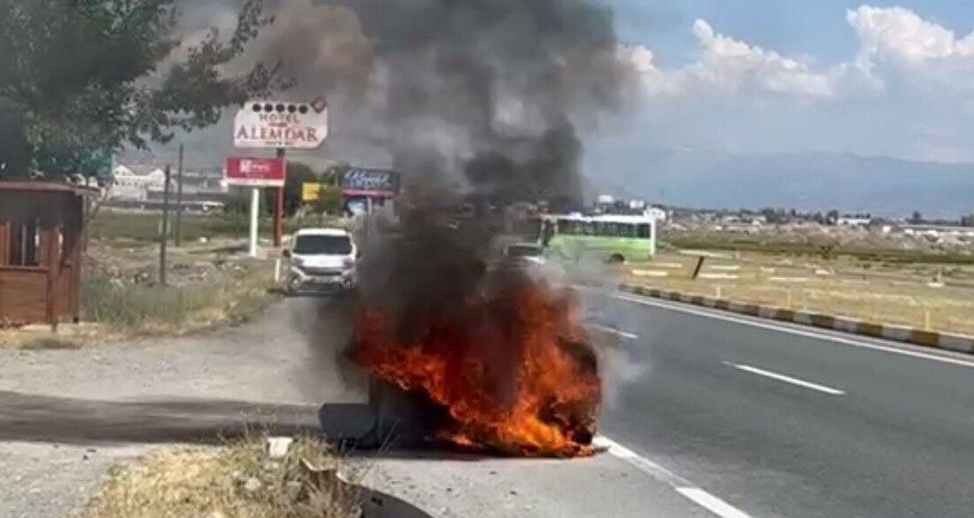 Erzincan’da seyir halindeyken motor bölümünde çıkan bir yangın nedeniyle alevlere
