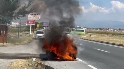 Erzincan’da seyir halindeyken motor bölümünde çıkan bir yangın nedeniyle alevlere