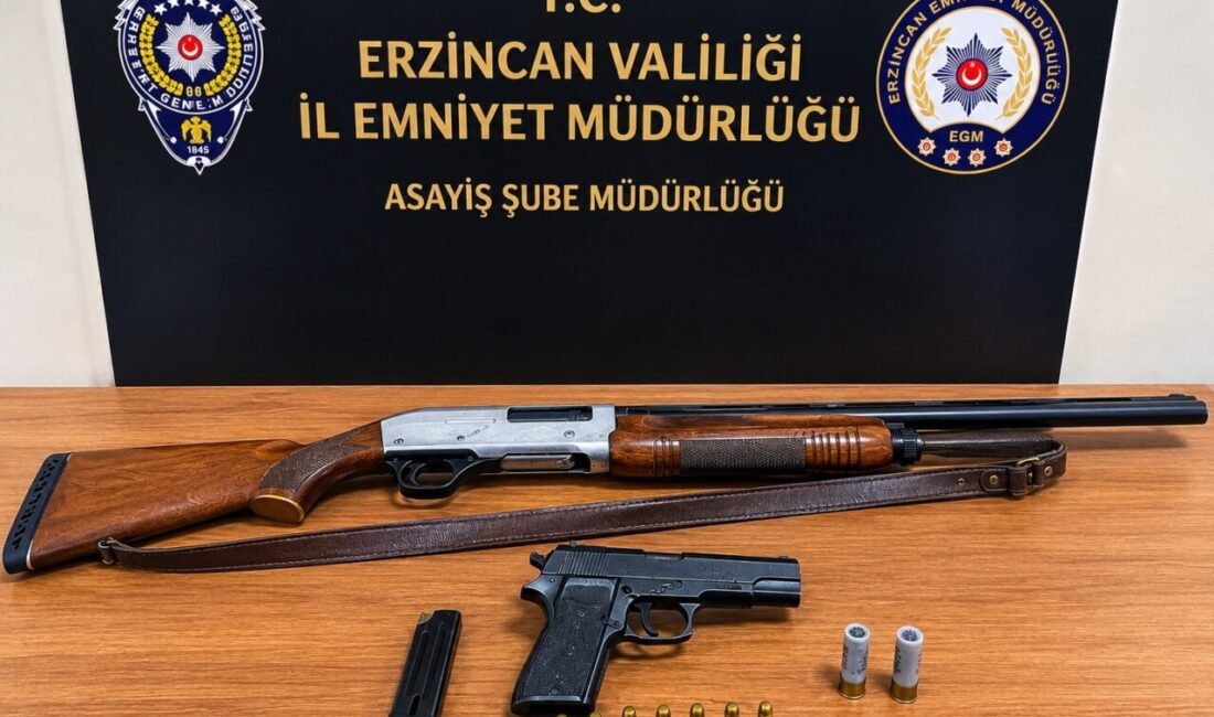 Erzincan’da polis ekipleri tarafından gerçekleştirilen operasyonda ruhsatsız tabanca ve tüfek