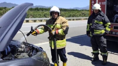 Hatay’da bir otomobil, Erzin-Dörtyol otoyolunda seyir halindeyken motor bölgesinden alev
