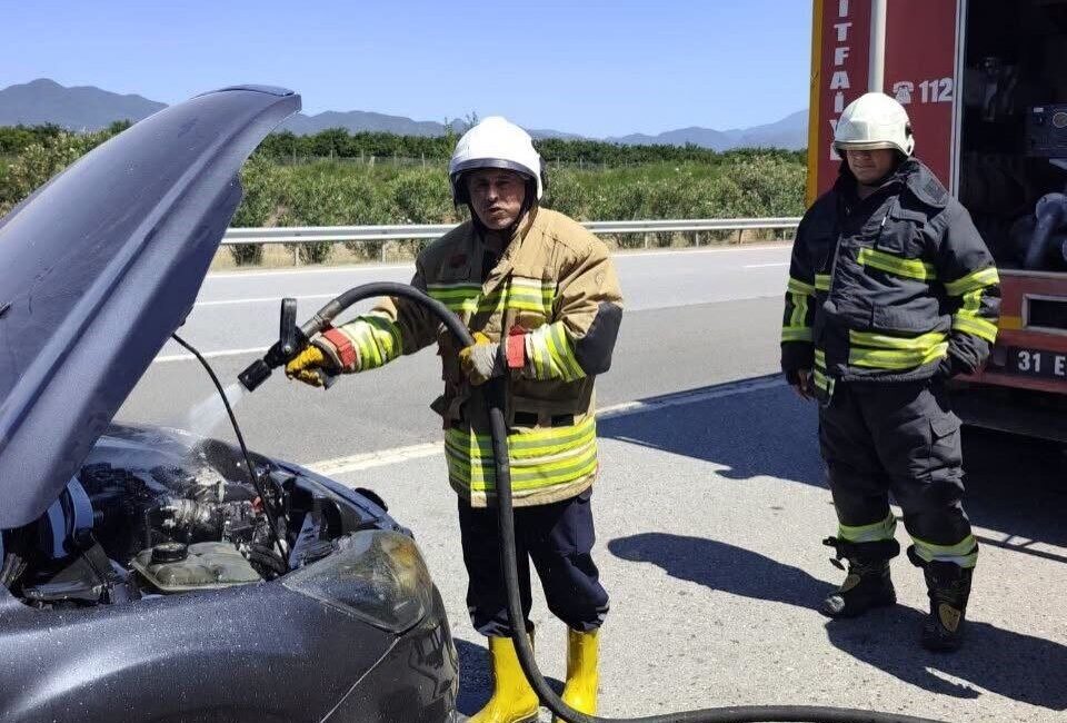 Hatay’da bir otomobil, Erzin-Dörtyol otoyolunda seyir halindeyken motor bölgesinden alev