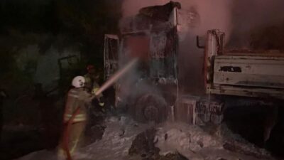 Erzin ilçesinde meydana gelen ağır tonajlı tır yangını, itfaiye ekiplerinin