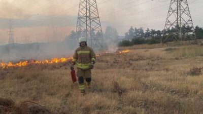 Erzin ilçesinde, Gökdere Mahallesi’nde meydana gelen yangın, bir trafo alanında