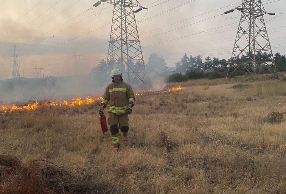 Erzin ilçesinde, Gökdere Mahallesi’nde meydana gelen yangın, bir trafo alanında