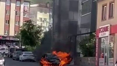 Erzurum’un Palandöken ilçesi Yıldızkent Mahallesi’nde, park halindeki bir aracın aniden
