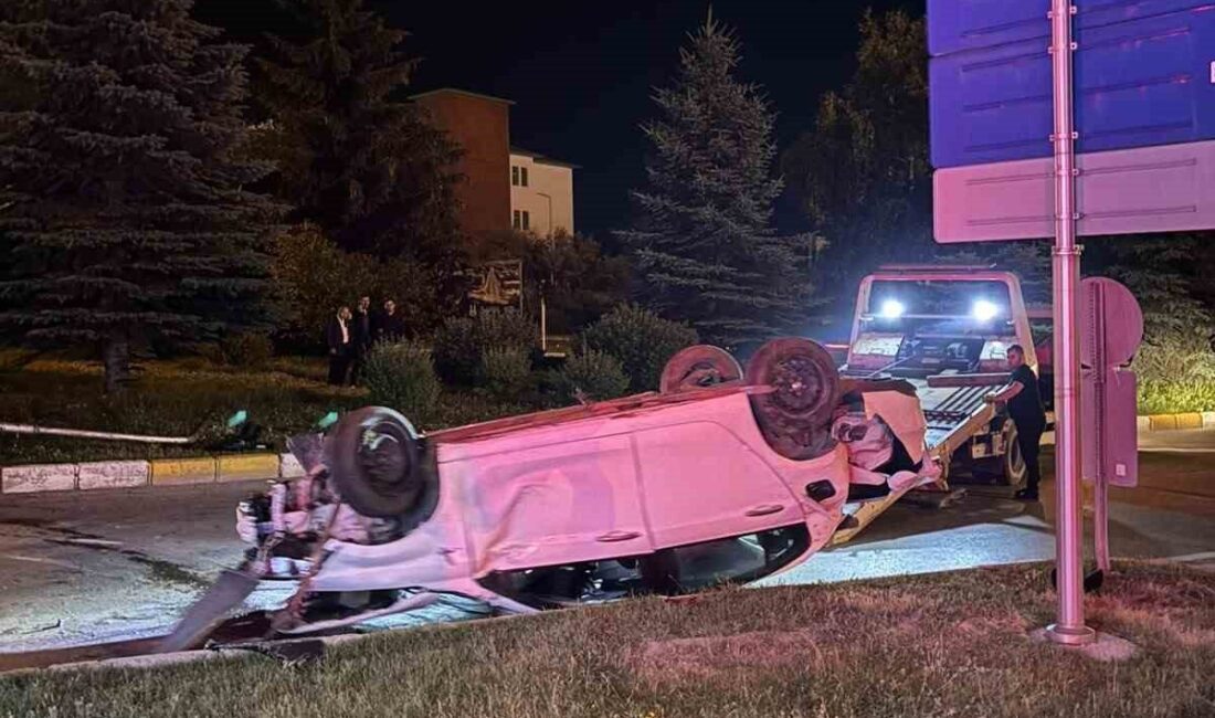 Erzurum’un Yakutiye ilçesinde meydana gelen trafik kazasında otomobil refüje çıkarak