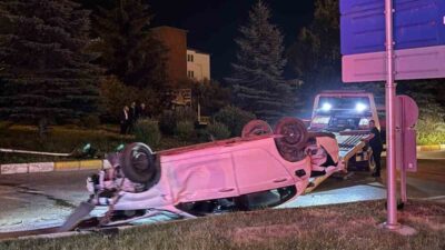 Erzurum’un Yakutiye ilçesinde meydana gelen trafik kazasında otomobil refüje çıkarak