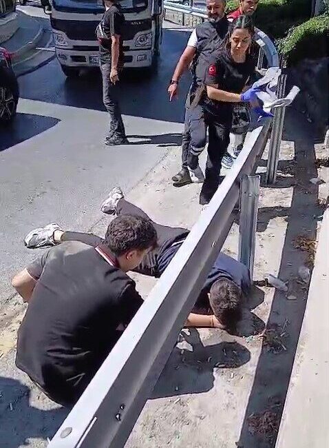 İstanbul’un Esenler ilçesinde bir motosikletin virajı alamayarak bariyerlere çarpması sonucu